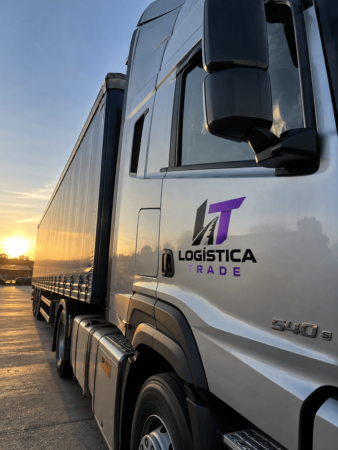 Puerta de camión con la marca Logística Trade