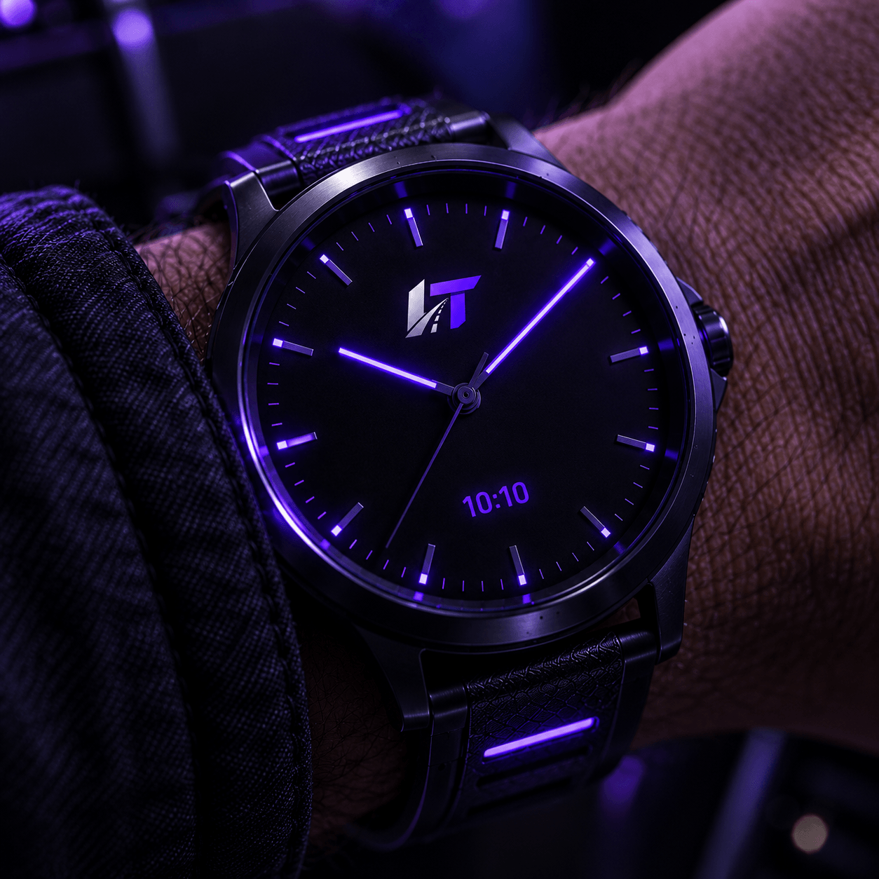 Reloj con la marca Logística Trade mostrando la hora de entrega